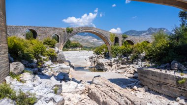 Shkoder yakınlarındaki Eski Mes köprüsünün havadan görüntüsü. Arnavutluk, Avrupa. Osmanlı taş kemer köprüsü Ura e Kadiut