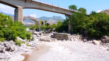 Shkoder yakınlarındaki Eski Mes köprüsünün havadan görüntüsü. Arnavutluk, Avrupa. Osmanlı taş kemer köprüsü Ura e Kadiut