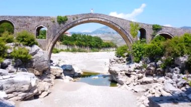 Shkoder yakınlarındaki Old Mes Osmanlı Köprüsü 'nde uçuyorlar. Arnavutluk, Avrupa. Ura ve Kadiut