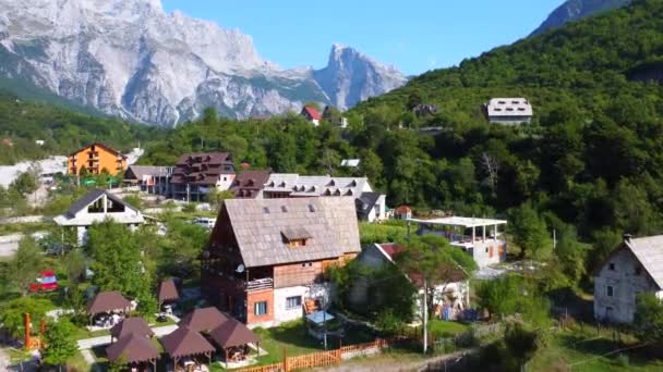Arnavutluk Theth Ulusal Parkı Ndaki Kır Evlerinin Insansız Hava Aracı — Stok video