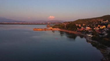 Shkoder yakınlarındaki Shiroka Gölü 'nün hava aracı görüntüsü. Arnavutluk. İki kanocu yazın tadını çıkarıyor.
