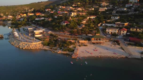 シロカ湖のビーチの空中ドローンビュー サンセット近くの日没 アルバニア — ストック動画