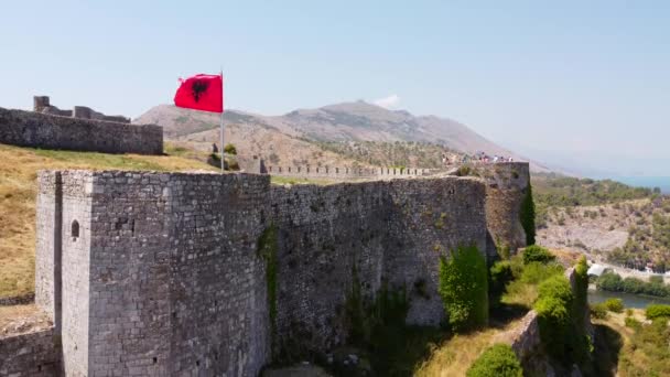 俯瞰罗萨法城堡及其位于湖畔城市Shkoder的城堡的无人驾驶飞机图像 阿尔巴尼亚 靠近阿尔巴尼亚城墙和国旗的平面 — 图库视频影像