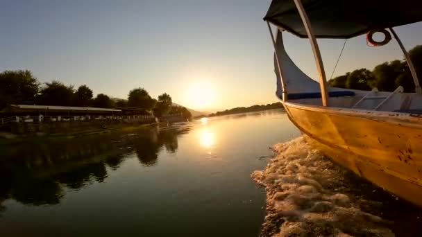 Orangefarbener Sonnenuntergang Der Einem Traditionellen Boot Auf Einem Sightseeingausflug Von — Stockvideo