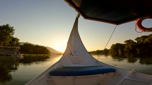 Пропливаючи Навколо Озера Традиційному Човні Екскурсійній Екскурсії Від Шкодера Широка — стокове відео