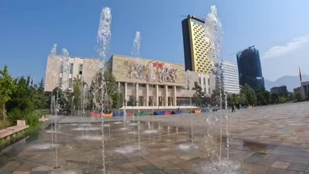 Водные Струи Рядом Национальным Историческим Музеем Площади Скандербег Тиране Албания — стоковое видео