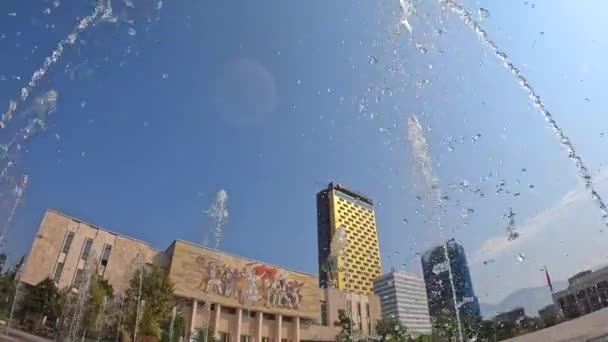 Zeitlupe Wasser Neben Dem Nationalen Historischen Museum Skanderbeg Platz Tirana — Stockvideo