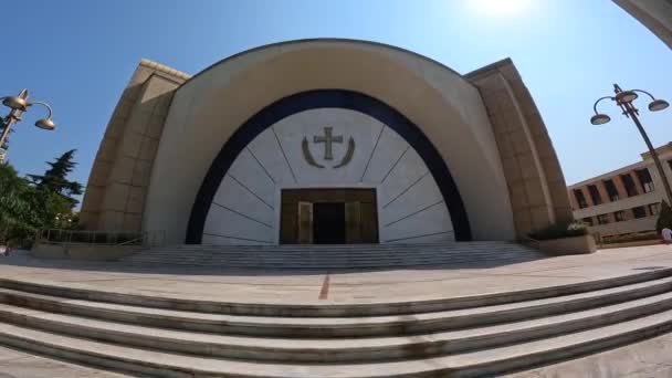 Catedral Ortodoxa Resurrección Cristo Cerca Plaza Skanderbeg Tirana Albania Entrando — Vídeo de stock