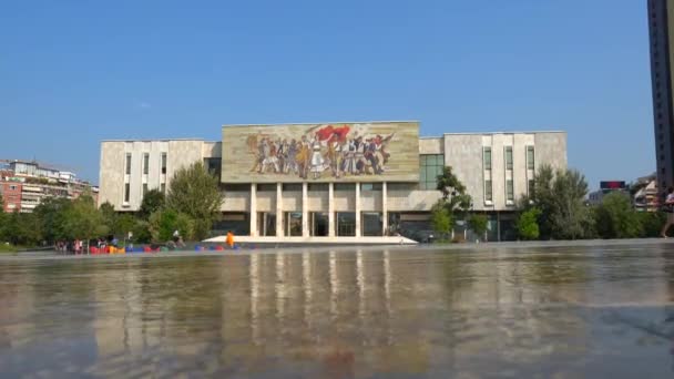 Das Nationale Historische Museum Skanderbeg Platz Tirana Spiegelt Sich Grundwasser — Stockvideo