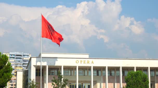 Palacio Cultura Ópera Plaza Skanderbeg Tirana Bandera Albania Moviéndose Viento — Vídeo de stock