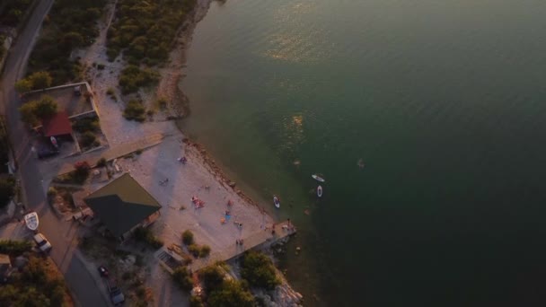 Pemandangan Drone Udara Dari Pantai Danau Shiroka Saat Matahari Terbenam — Stok Video