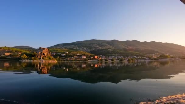 シロカ湖からシロカの街を眺める 伝統的なボートでシニアからの観光ツアー アルバニア — ストック動画