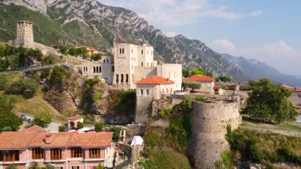 克鲁格城堡及其要塞从空中无人机的视角 塔楼和以山脉为背景的克鲁格博物馆可以看到 阿尔巴尼亚 从下到上 — 图库视频影像