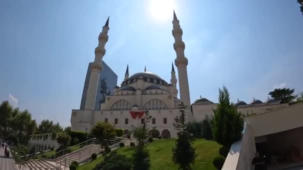 Hyperraukeaminen Namazgahin Moskeijassa Tiranassa Lähellä Skanderbeg Aukiota Tiranassa Albaniassa Sivupannu — kuvapankkivideo