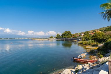 Yazın Shkoder yakınlarında Shiroka Gölü manzarası. Arnavutluk
