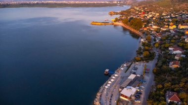 Shiroka Gölü 'nün gün batımındaki hava aracı görüntüsü ve Shkoder yakınlarındaki restoran alanı. Arnavutluk