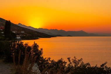 Shiroka Belediyesindeki Shkoder Gölü 'nde turuncu yaz günbatımı. Arnavutluk