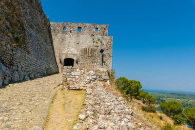 Göl kenti Shkoder 'deki Rozafa Kalesi ve kalesine giriş. Arnavutluk
