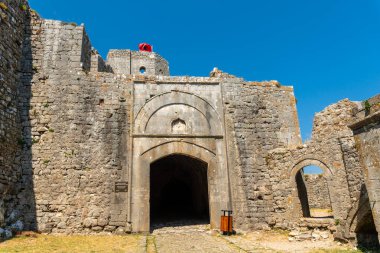 Göl kenti Shkoder 'deki Rozafa Kalesi ve kalesinin giriş kapısı. Arnavutluk