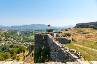 Rozafa Kalesi 'nin duvarları ve göl kenti Shkoder' deki kalesi. Arnavutluk