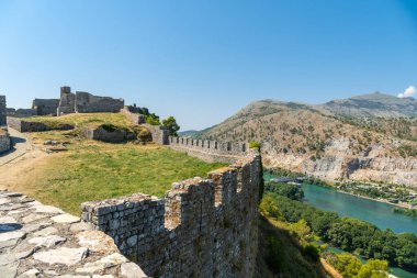 Rozafa Kalesi 'nin duvarları ve göl nehri boyunca Şkoder şehrindeki kalesi. Arnavutluk