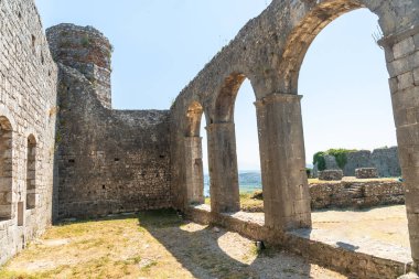 Fatih Sultan Mehmet Camii veya Şkoder 'deki Rozafa Kalesi' nin Fatih Camii kalıntıları. Arnavutluk