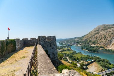 Rozafa Kalesi 'nin duvarlarından nehrin manzarası ve Shkoder şehrindeki kalesi. Arnavutluk