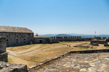 Rozafa Kalesi 'nin içinden ve Shkoder şehrindeki kalesinden duvarlar. Arnavutluk