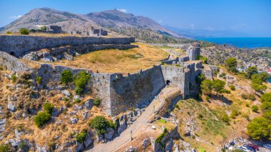 Shkoder şehrindeki Rozafa Kalesi 'nin hava aracı görüntüsü. Arnavutluk
