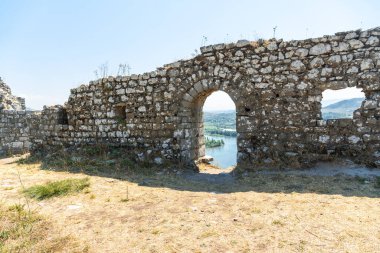 Rozafa Kalesi 'nin duvarındaki kemerler ve Shkoder şehrindeki kalesi. Arnavutluk