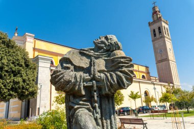 Shkoder şehrinde Arqipeshkevia Metropolitan Shkoder Katedralja ve Shen Shtjefnit 'teki heykel. Arnavutluk
