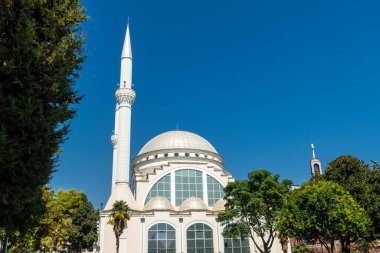 Shkoder şehrindeki güzel beyaz Ebu Bekr Camii. Arnavutluk