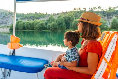 Anne ve oğlu Shiroka 'da Shkoder Gölü' nde bir turist gezisinde. Arnavutluk