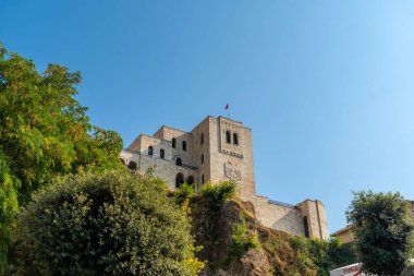 Kruje Kalesi 'nin altından ve duvarları olan kalesinin manzarası. Arnavutluk