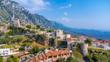 Kruje Kalesi 'nin ve Kruje Kulesi' nin içindeki kalesinin ve arka planda dağların olduğu müzenin insansız hava aracı görüntüsü. Arnavutluk