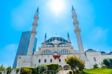 Tiran 'daki Skanderbeg Meydanı yakınlarındaki Namazgah Camii' nin güzel mücevheri. Arnavutluk
