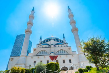 Tiran 'daki Skanderbeg Meydanı yakınlarındaki etkileyici Namazgah Camii. Arnavutluk