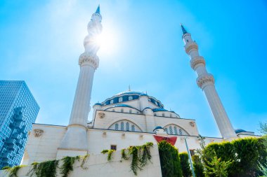Tiran 'daki Skanderbeg Meydanı yakınlarındaki Namazgah Camii' nin güzel mücevheri. Arnavutluk