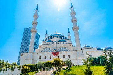Tiran 'daki Skanderbeg Meydanı yakınlarındaki etkileyici Namazgah Camii. Arnavutluk