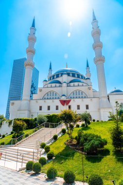Tiran 'daki Skanderbeg Meydanı yakınlarındaki etkileyici Namazgah Camii. Arnavutluk. dikey resim