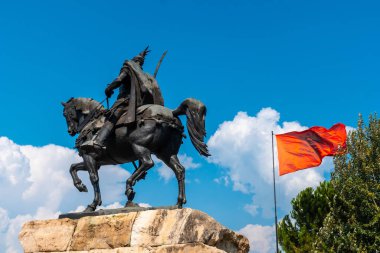 Tiran 'daki Skanderbeg Meydanı' ndaki Skanderbeg at heykeli ve Arnavutluk 'un kırmızı bayrağı