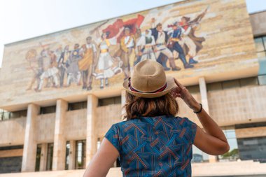 Tiran 'daki Skanderbeg Meydanı' ndaki Ulusal Tarih Müzesini ziyaret eden bir kadın turist. Arnavutluk