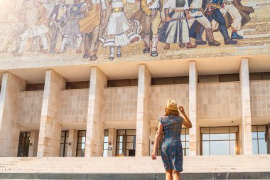 Tiran 'daki Skanderbeg Meydanı' ndaki Ulusal Tarih Müzesi 'nin girişinde bulunan bir bayan turist. Arnavutluk