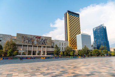 Tiran 'daki Skanderbeg Meydanı' nda ilgi çeken turistik noktalar. Arnavutluk