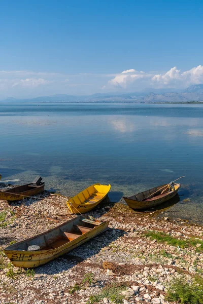 Barcos Coloridos Bela Paisagem Shiroka Lago Shkoder Albânia — Fotografia de Stock