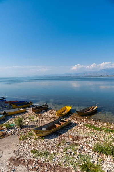 Barcos Coloridos Bela Paisagem Shiroka Lago Shkoder Albânia — Fotografia de Stock