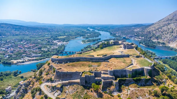 Shkoder şehrindeki Rozafa Kalesi 'nin ve gölün ve nehrin yanındaki duvarlarının insansız hava aracı görüntüsü. Arnavutluk