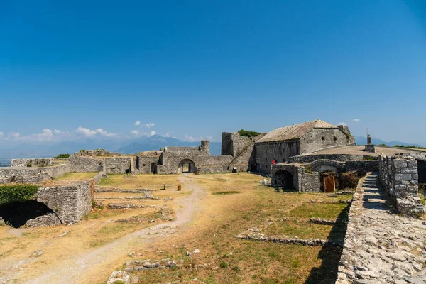 Rozafa Kalesi 'nin içinden ve Shkoder şehrindeki kalesinden duvarlar. Arnavutluk