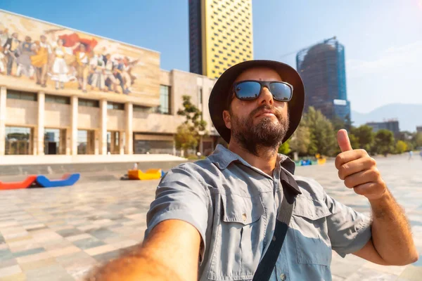 Selfie Turisti Bloggaaja Sisäänkäynnin National Historical Museum Skanderbeg Square Tiranassa — kuvapankkivalokuva