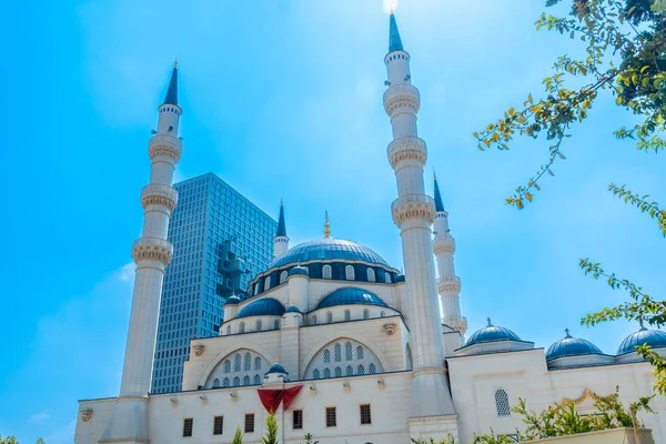 Tiran 'daki Skanderbeg Meydanı yakınlarındaki Namazgah Camii. Arnavutluk